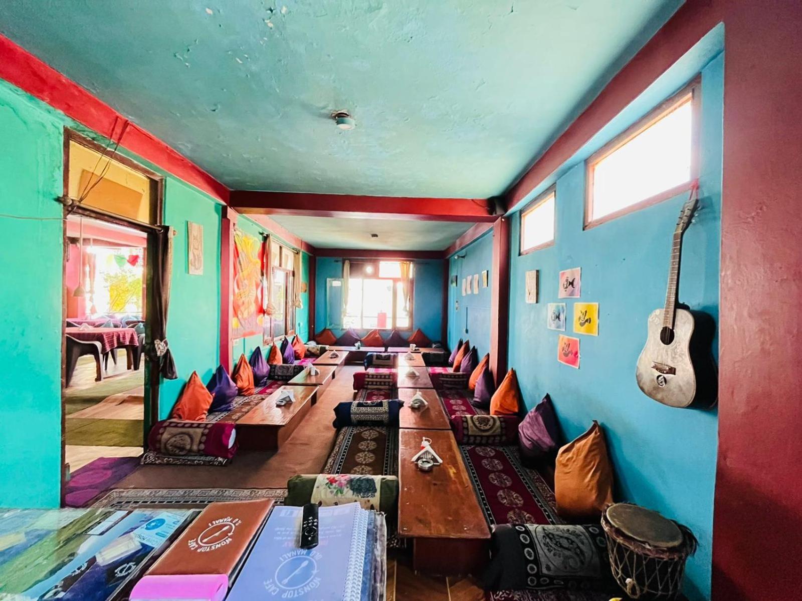 Non Stop Cafe Hostel & Stay Manāli Rom bilde