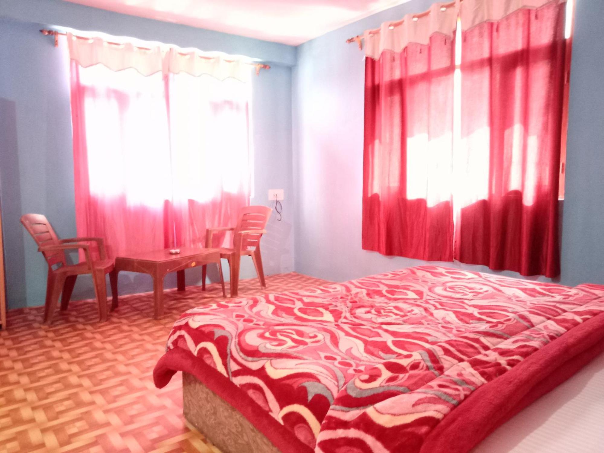 Non Stop Cafe Hostel & Stay Manāli Rom bilde