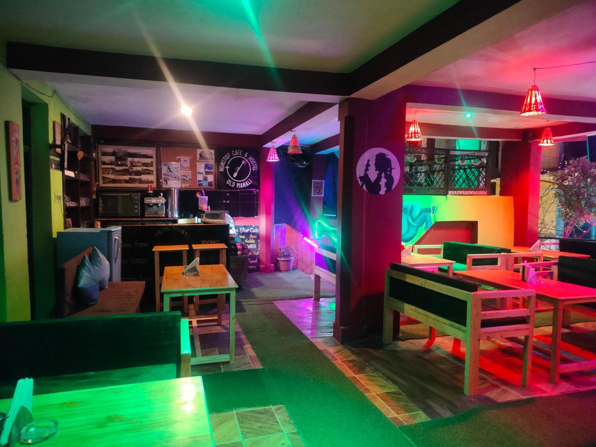 Non Stop Cafe Hostel & Stay Manāli Eksteriør bilde