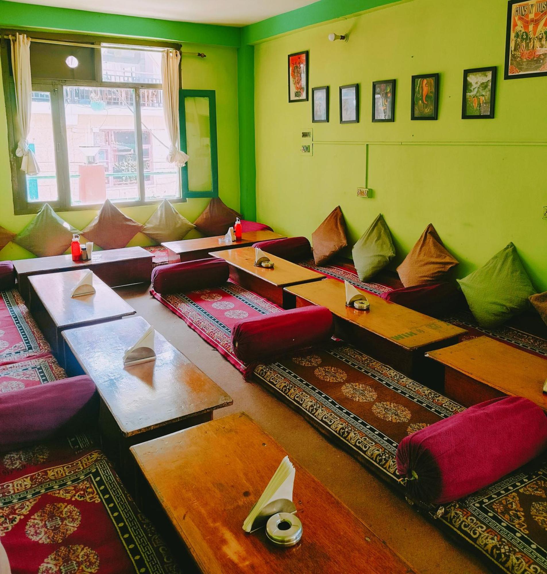 Non Stop Cafe Hostel & Stay Manāli Eksteriør bilde