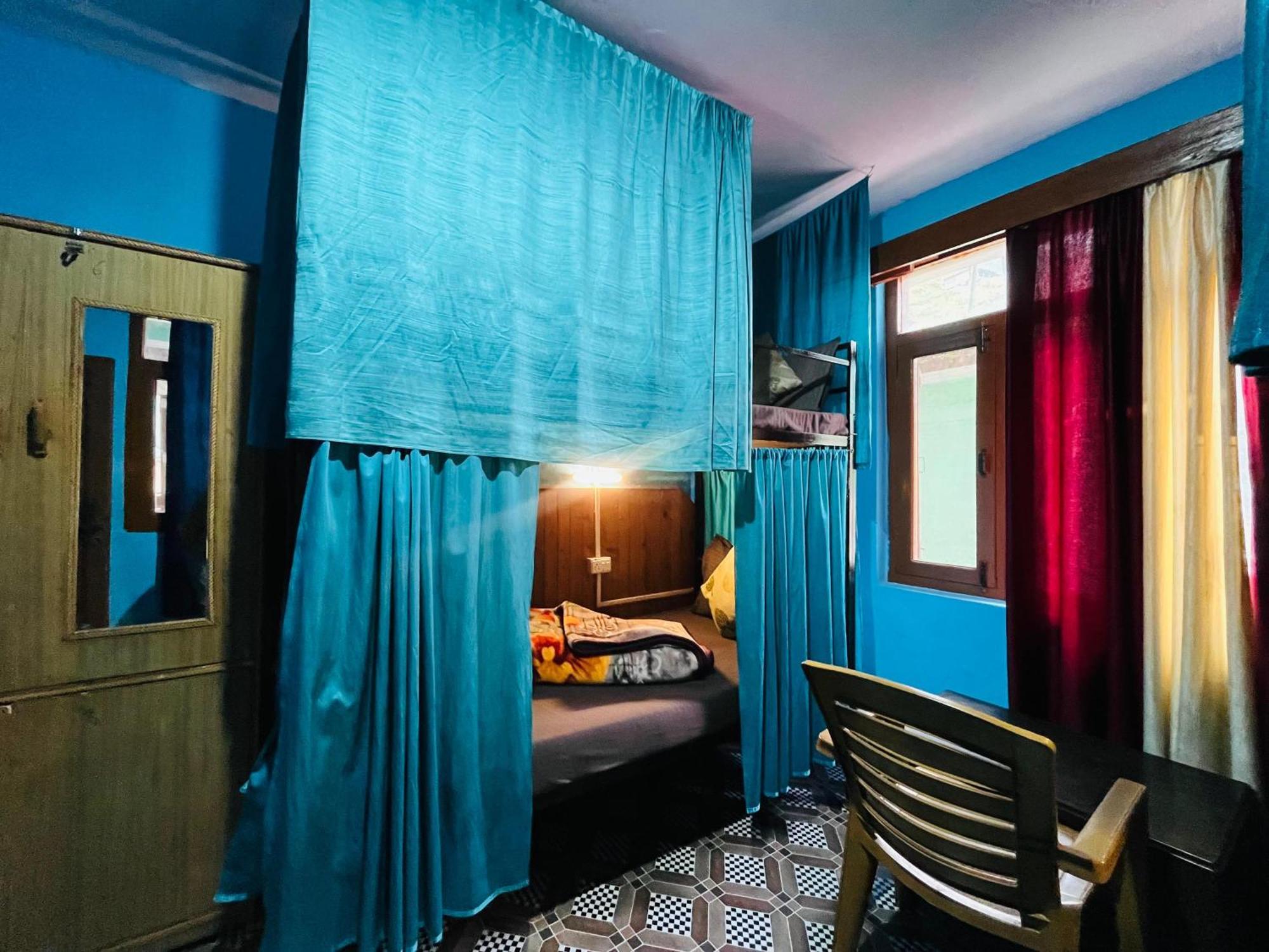 Non Stop Cafe Hostel & Stay Manāli Eksteriør bilde